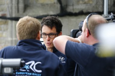 Ypern-Rallye: Thierry Neuville fungiert als Experte für Eurosport - Ypern-Rallye: RACB-Coach Marc Duez mit Pieter Tsjoen - Foto: Gregory Lenormand/DPPI