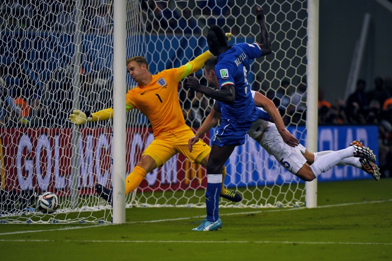 Mario Balotelli bezwingt Joe Hart zum 2-1