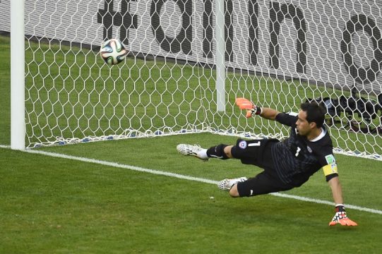 Chiles Torwart Bravo konnte nur den Elfmeter von Hulk abwehren