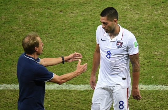 Trainer Klinsmann gratuliert dem Torschützen Dempsey