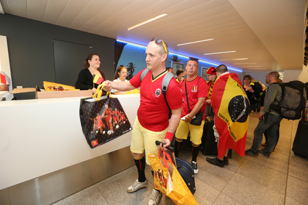 Fans der Roten Teufel vor dem Check-In am Flughafen Zaventem