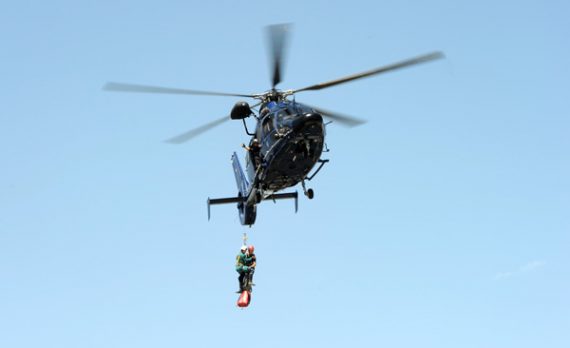 Retter treffen an der Unglückshöhle ein