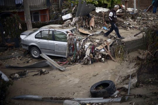 Überschwemmungen in Bulgarien forden mindestens drei Tote und hinterlassen Verwüstung.
