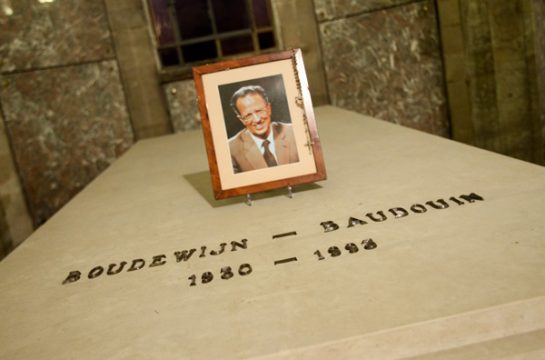 König Baudouins Grab in der Krypta der Kirche "Unsere Liebe Frau" in Laeken (Bild: 31. Juli 2013)