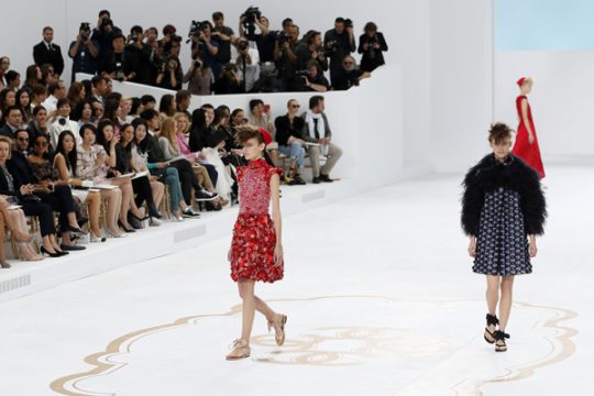 Lagerfeld verpasst den Chanel-Models flache Schuhe