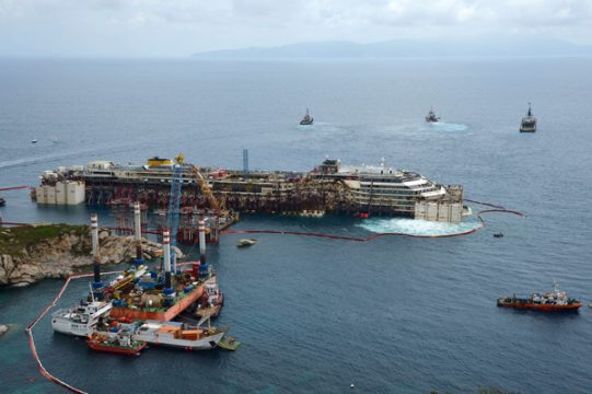 Das Wrack der "Costa Concordia" umgeben von Schiffen vor der Insel Giglio