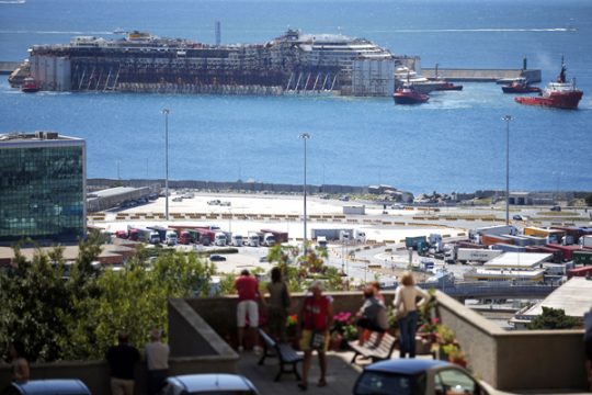 Die "Costa Concordia" vor der Küste von Genua