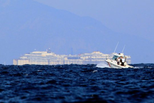 Boot der französischen Gendarmerie begleitet die "Costa Concordia" (24.7.)