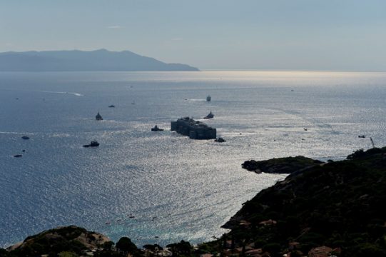 "Costa-Concordia"-Abschleppen gestartet