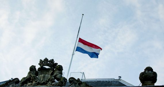 Die niederländische Flagge hängt auf halbmast über dem Verteidigungsministerium in Den Haag (Archivbild: Bart Maat /AFP)