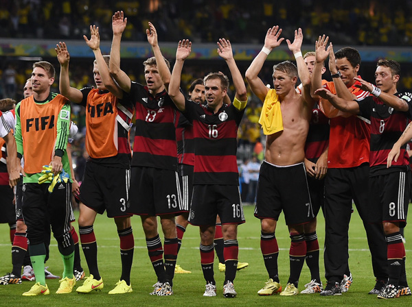 Die deutsche Mannschaft feiert ihren historischen Sieg über Brasilien