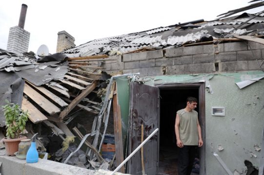 Ein Mann in einem durch Bomben zerstörten Haus in Maryinka, 20 Kilometer südwestlich von Donezk