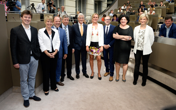 Die neue flämische Regierung unter Leitung von Ministerpräsident Geert Bourgeois (M.)