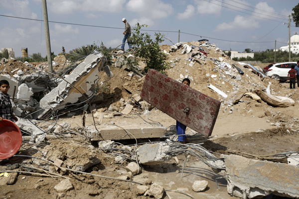 Kinder durchsuchen die Überreste eines Hauses in Khan Yunis/Gazastreifen (21. Juli)