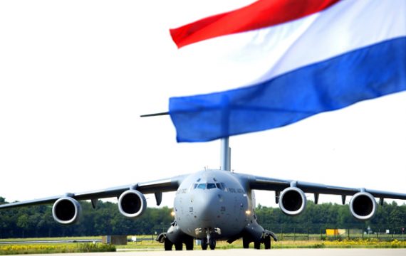 Flugzeug der Australian Air Force mit den Särgen der Opfer des Flugs MH17 bei der Landung in Eindhoven