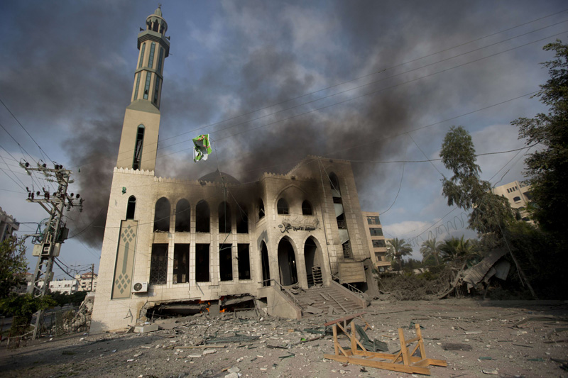 Nach Luftangriff: Rauch steigt aus einer Moschee in Gaza-Stadt auf