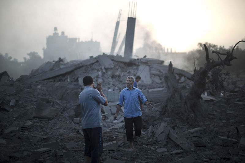 Einwohner von Gaza-Stadt inspizieren die zerstörten Gebäude nach einem israelischen Luftschlag (8. Juli)