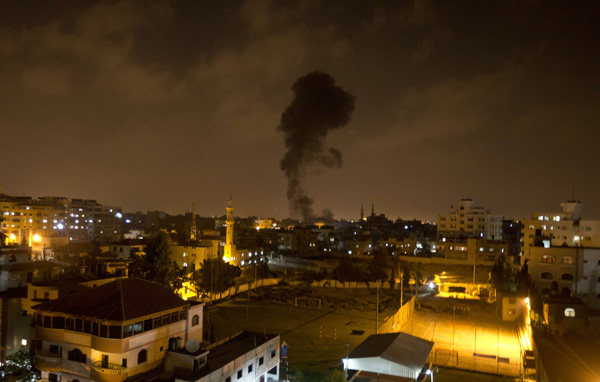 Gaza-Stadt: Nach einem Raketeneinschlag steigt Rauch auf (7. Juli)