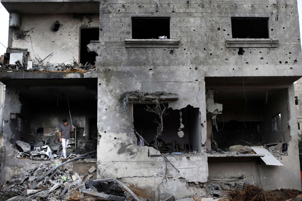 Palästinenser durchsucht die Trümmer des zerstörten Hauses von des Polizeikommandeurs von Gaza in Gaza Stadt