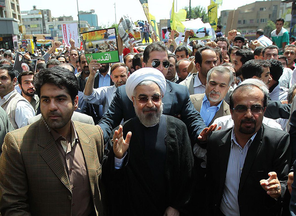 Irans Präsident Hassan Ruhani (M.) bei einer anti-israelischen Demonstration in Teheran