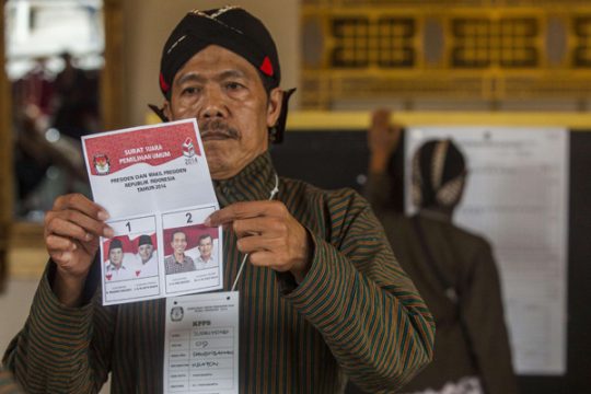 Indonesischer Wahlhelfer in traditioneller Kleidung