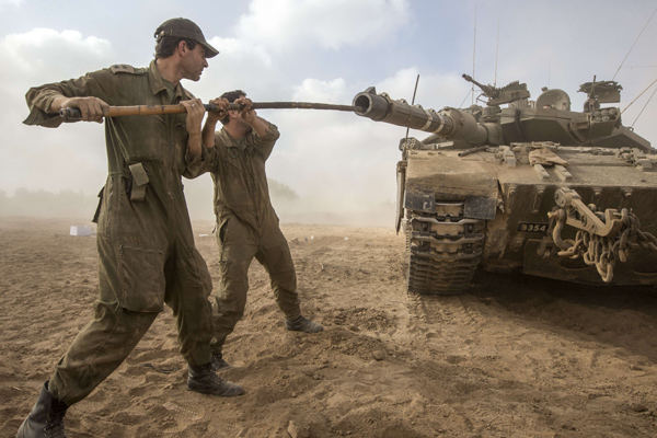 Israelische Soldaten an der Grenze zum Gazastreifen bereiten ihren Panzer vor (24.7.)