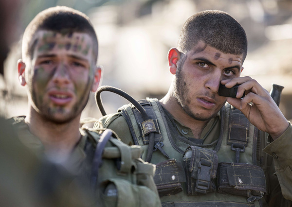 Israelische Soldaten bereiten sich an der Grenze zum Gaza-Streifen auf den Einsatz vor