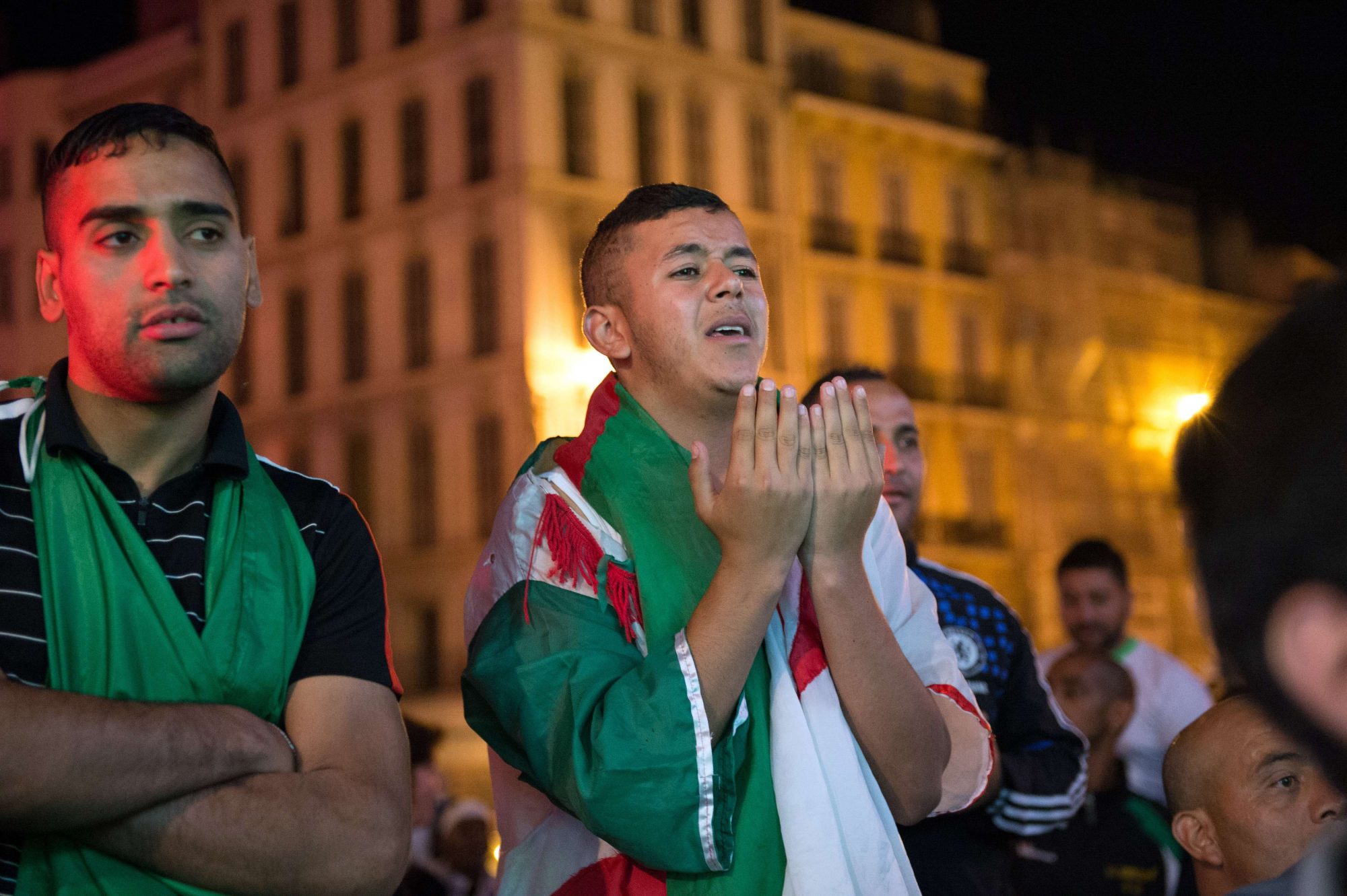 Enttäuschte Algerien-Fans beim Public Viewing in Marseille