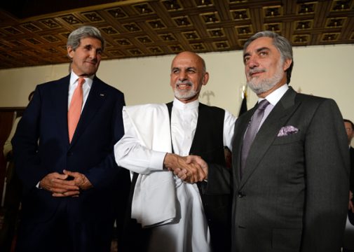 US-Außenminister John Kerry mit den afghanischen ie Präsidentschaftskandidaten Aschraf Ghani und Abdullah Abdullah (vlnr) in Kabul