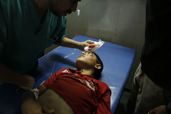 Verletztes palästinensisches Kind in einer Schule der UN in Beit Hanoun, nördlicher Gazastreifen