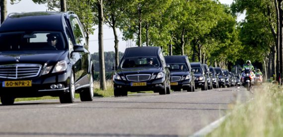 Kolonne von Leichenwagen, die die Überreste von Eindhoven nach Hilversum bringen