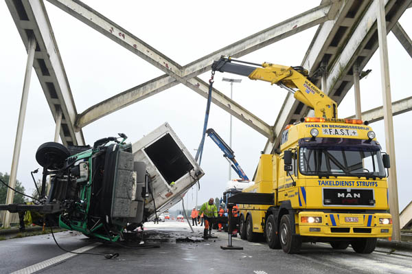 Schwerer LKW-Unfall auf der E313: Bergungsarbeiten
