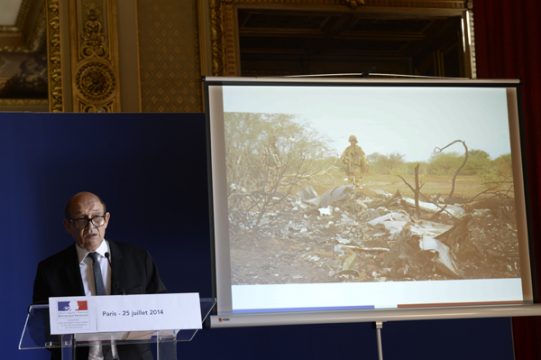 Der französische Verteidigungsminister Jean-Yves Le Drian mit einem Foto der abgestürzten Maschine auf einer Pressekonferenz in Paris