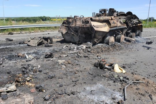 Zerstörtes Fahrzeug auf der Straße zum Flughafen von Lugansk