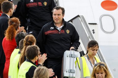 Marc Wilmots nach der Landung in Zaventem - ob er schon weiß, was die Roten Teufel erwartet?