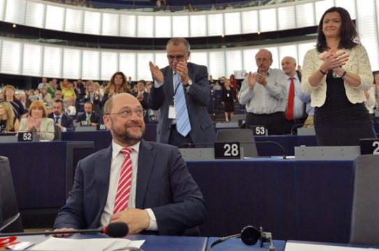 Die Europaparlamentarier freuen sich mit Martin Schulz über seine Wiederwahl als EU-Parlamentspräsident