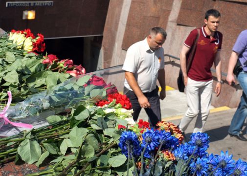 Moskauer legen Blumen ab und trauern um Tote des schwersten Metro-Unglücks