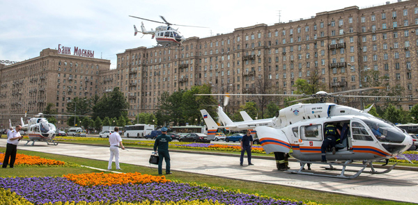 Unfall in der Moskauer Metro - Rettungskräfte kümmern sich um Verletzte, Hubschrauber fliegen sie weg