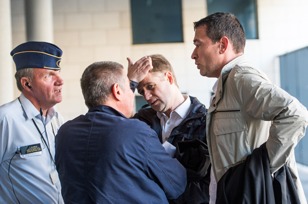 Mehdi Nemmouches Anwälte Henri Laquay und Sebastien Courtoy mit Polizisten vor dem Gericht in Brüssel