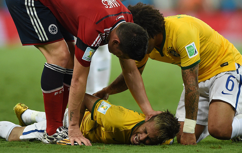 Neymar böse gefoult im Viertelfinalspiel von Brasilien gegen Kolumbien