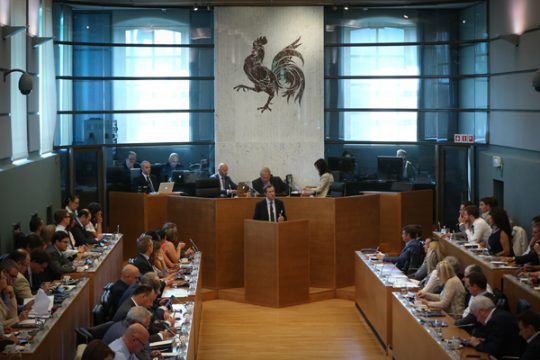 Der neue wallonische Ministerpräsident Paul Magnette hält seine Regierungserklärung im Parlament in Namur