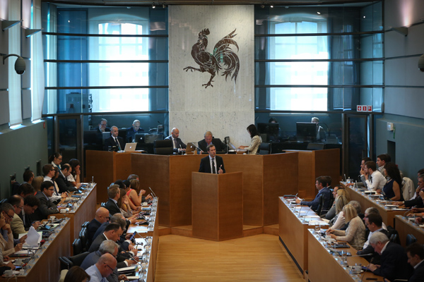 Der neue wallonische Ministerpräsident Paul Magnette hält seine Regierungserklärung im Parlament in Namur