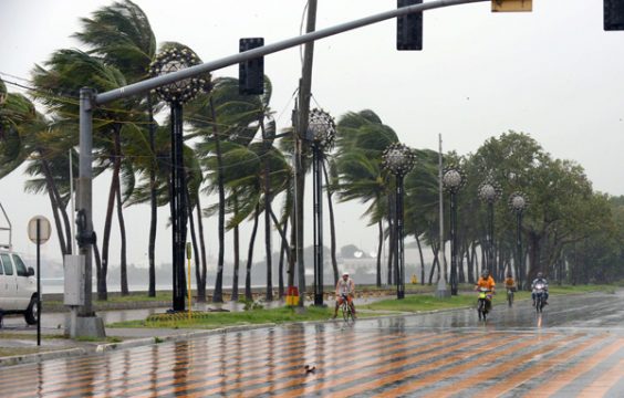 Taifun "Rammasun" fegt über Manila