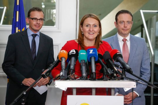 Wouter Beke (CD&V), Gwendolyn Rutten (Open VLD) und Bart De Wever (N-VA) verkünden: Das Koalitionsabkommen steht