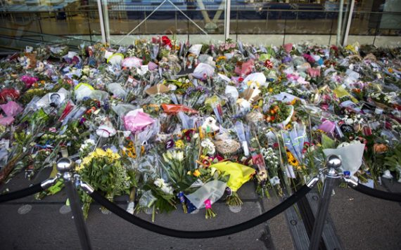 Trauer um Opfer der MH17 - Blumen am Flughafen Schphol