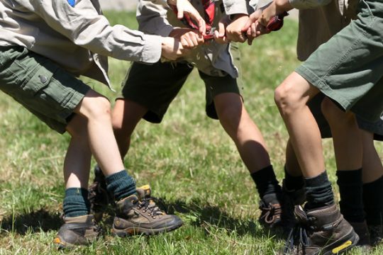 Spielende Kinder im Pfadfinderlager (Illustrationsbild)