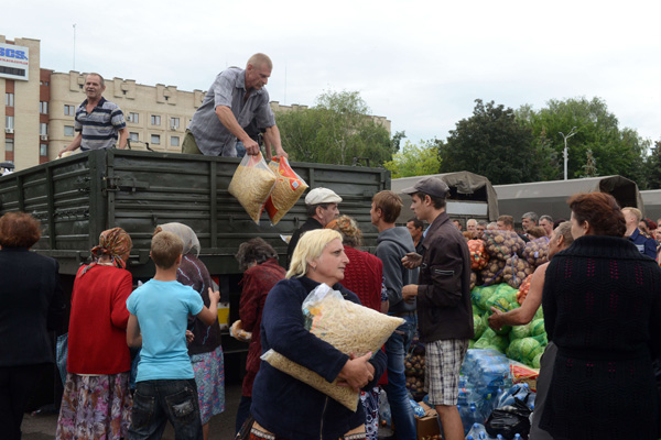Slawjansk: Behörden verteilen Lebensmittel an die Bevölkerung (6. Juli)
