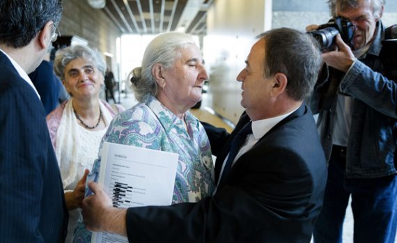 Die "Mütter von Srebrenica" zufrieden nach dem Urteil