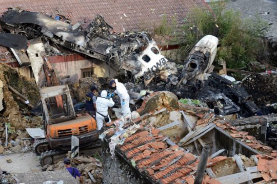Rettungskräfte durchsuchen die Trümmer der Maschine der taiwanesischen Airline Transasia