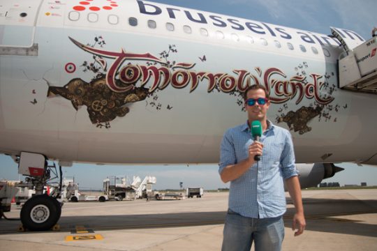BRF-Reporter Alain Kniebs vor der Tomorrowland-Maschine von Brussels Airlines